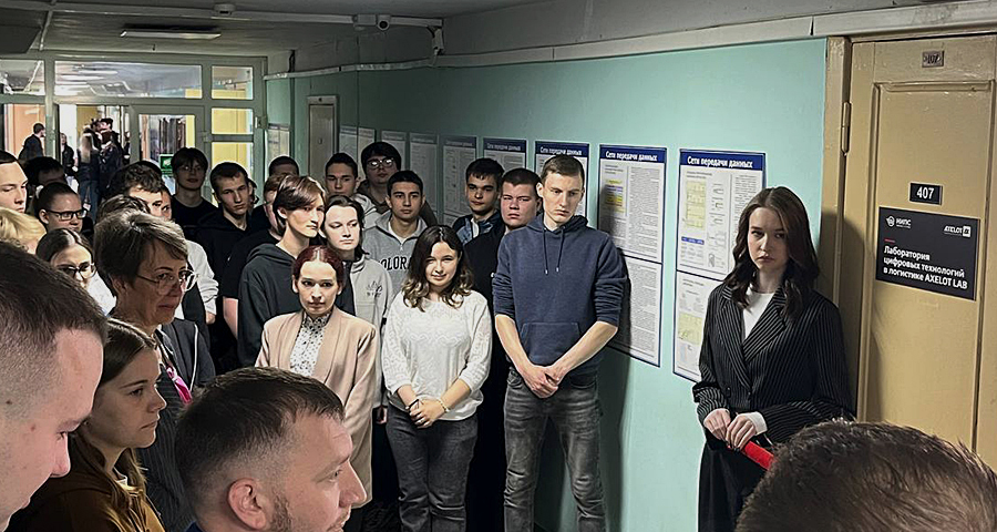 Студенты на церемонии открытия AXELOT LAB в НИПС