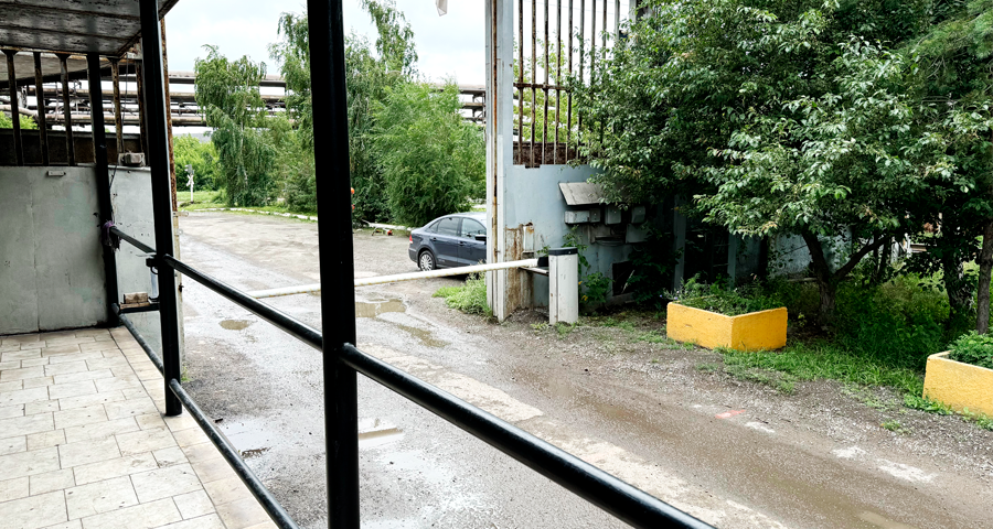 Фото въезда во двор складского комплекса "Торгового дома ММК"